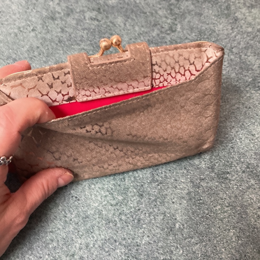 SOLDโผ๏ธ๐Genuine HOBO Beige & Gold Leather Wallet - Picture 2 of 9